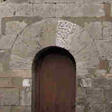 Il mosaico in bianco e nero, di origine termale, murato sopra la porta del transetto sinistro della chiesa